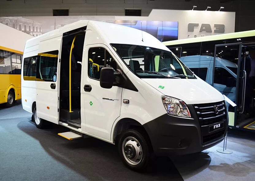 Церемония вручения ключей от автотранспорта многодетным семьям воспитывающим 10 и более детей