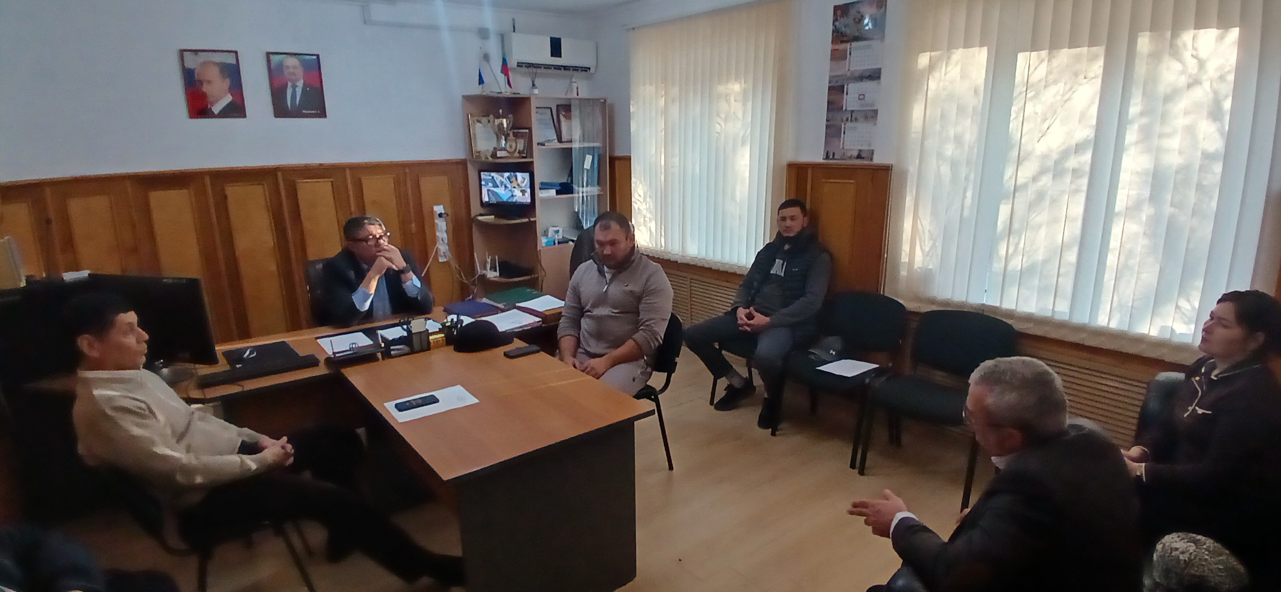 18 декабря 2025 г. руководители подведомственных учреждений (УСЗН, КЦСОН, ЦЗН) Минтруда РД в Ногайском районе провели встречу с демобилизованными участниками СВО – жителями района Аджимуллаевым Р.А., Кургановым А.А. и Шандиевым Д.Д. Во встрече также принял участие социальный координатор ГФ «Защитники Отечества» в Ногайском районе РД.