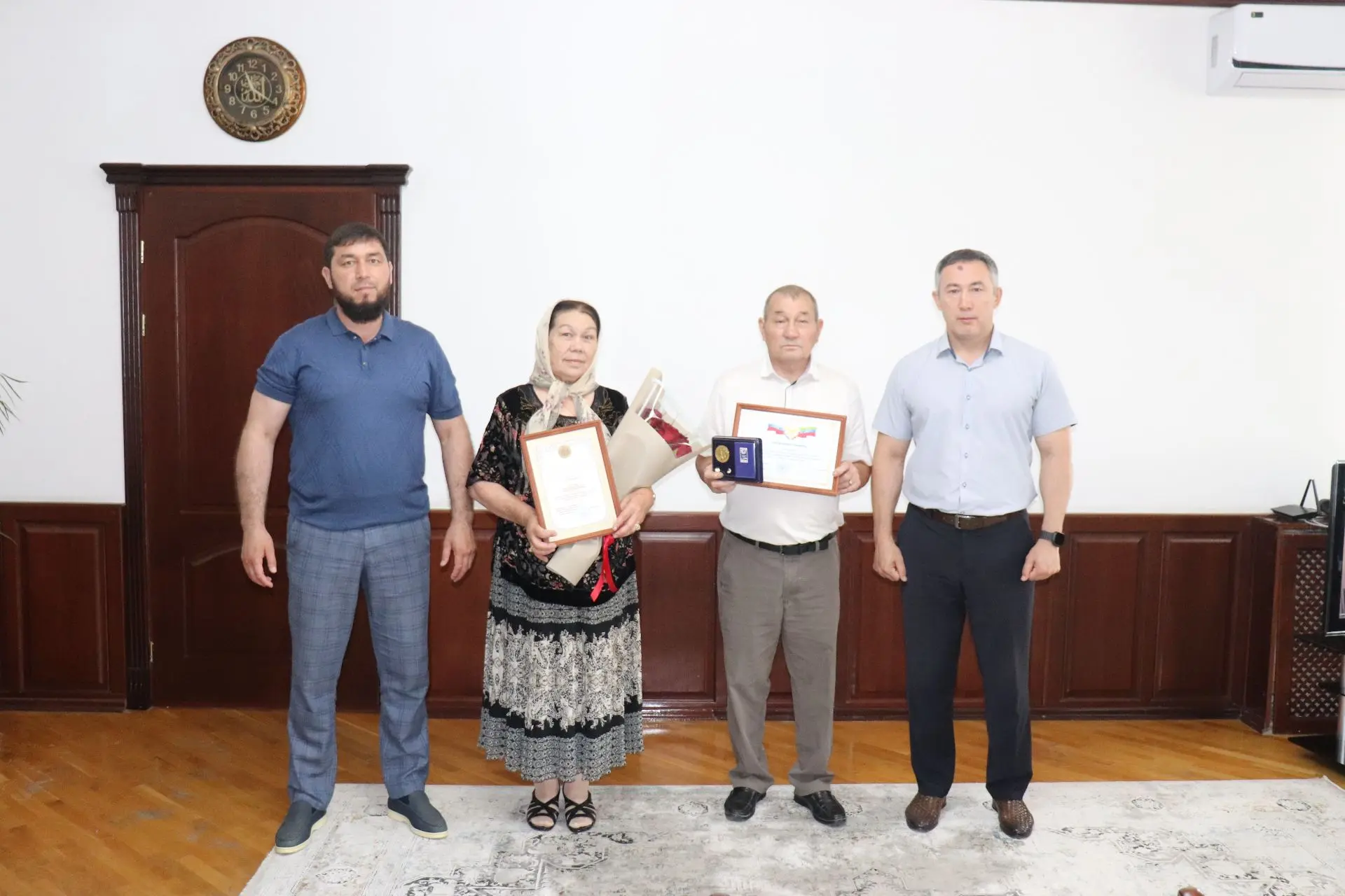 В Ногайском районе поздравили семью Сабутовых с Днём семьи, любви и верностиСегодня, в День семьи, любви и верности, глава Ногайского района Джамалутдин Эсиргепов и председатель Собрания депутатов провели встречу с супругами Адильханом и Дамехан Сабутовыми из аула Батыр Мурза.