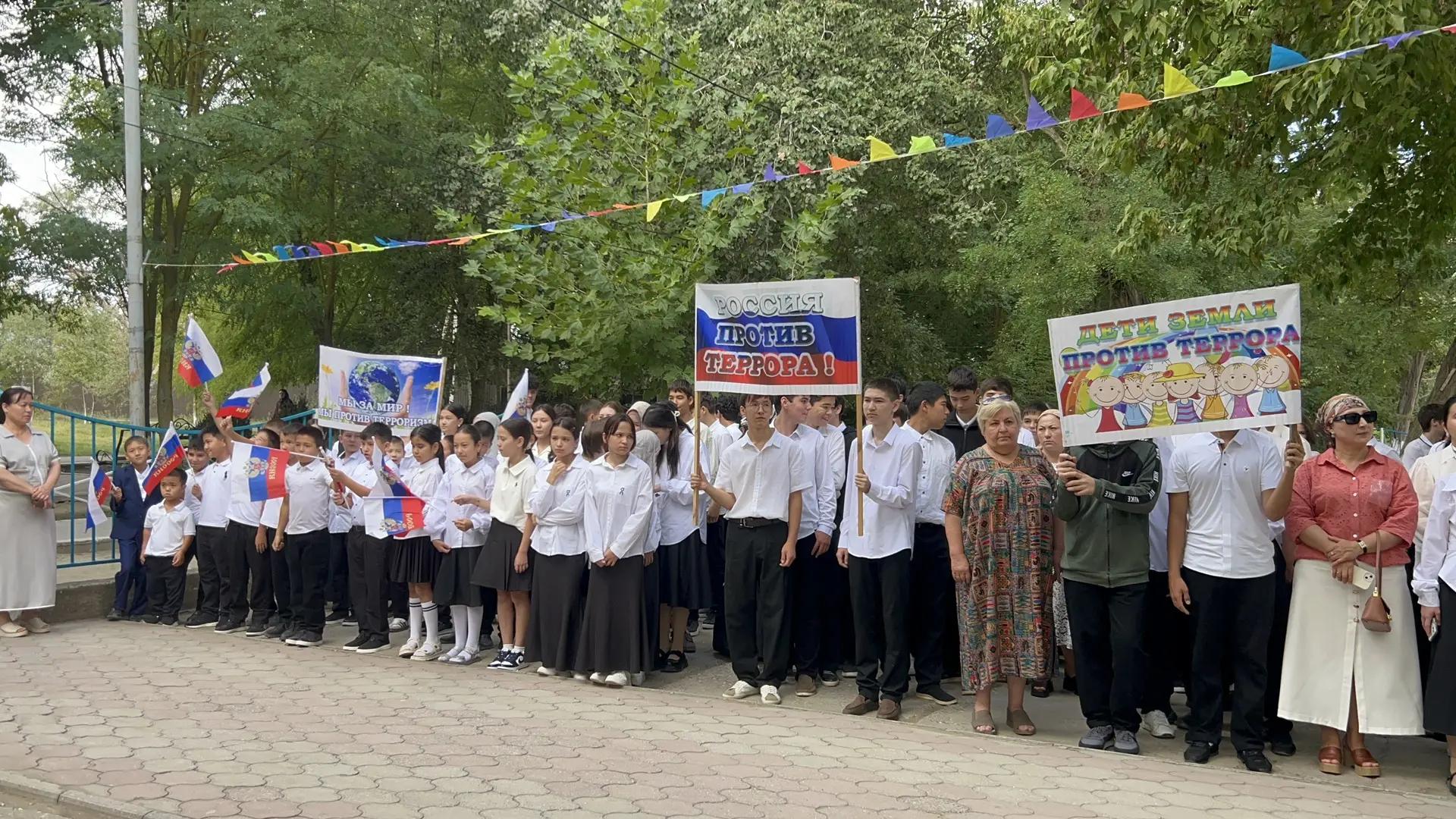 3 сентября в селе Терекли‑Мектеб Ногайского района у здания Центра народного творчества прошёл митинг, приуроченный ко Дню солидарности в борьбе с терроризмом.